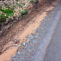 Wegaufbau wie beim Straßenbau. Wasser kann kaum noch versickern.  © Foto: IPP (abs)